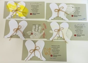 Vánoční přání vyrábí celý azylový dům